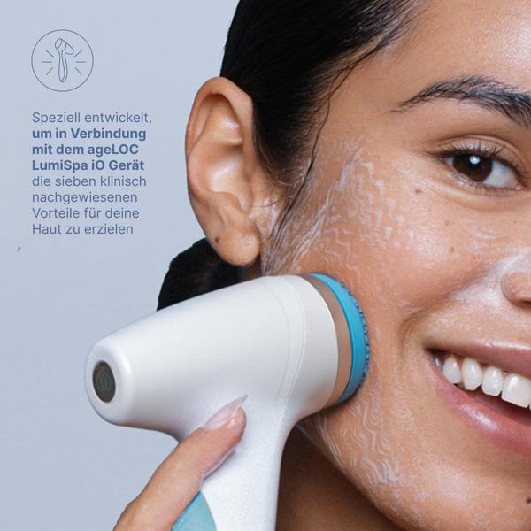 LumiSpa iO und Activating Cleanser bilden eine Einheit