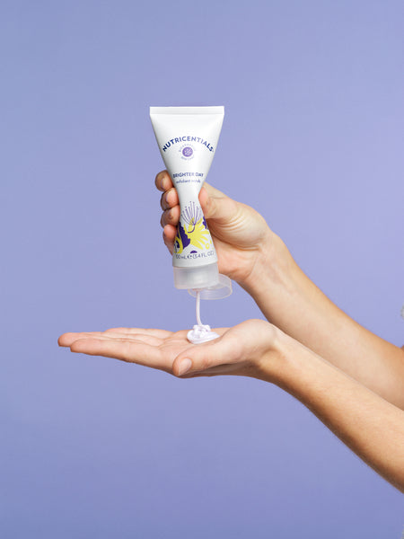 Brighter Day Exfoliant Scrub Gesichtspeeling mit 20% Rabatt