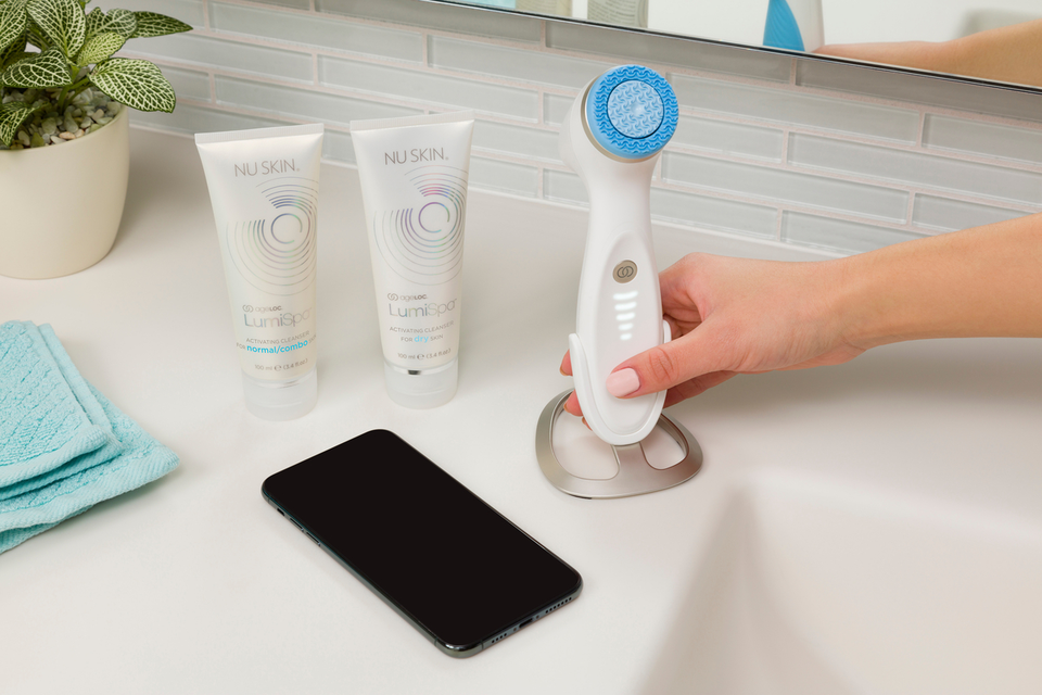 LumiSpa iO Station als Ständer in blau oder rose gold