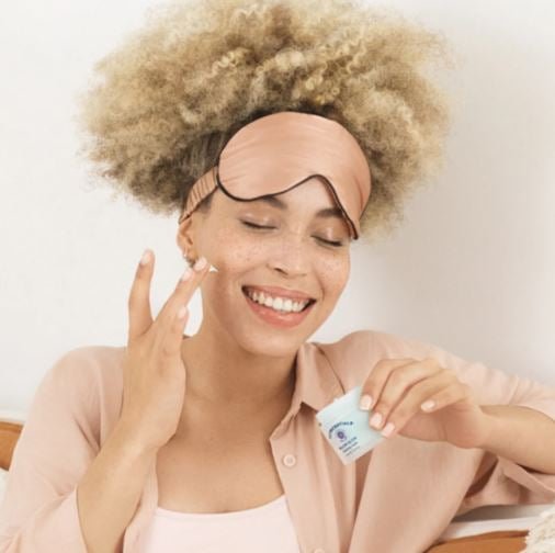 Frau mit Gesichtsmaske Pillow Glow von Nutricentials