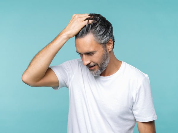 Homme aux cheveux fermes après application de Nutriol et Galvanic Spa