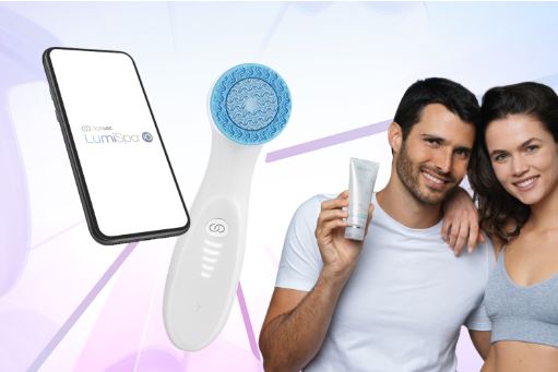 Pärchen zeigt LumiSpa iO mit Activating Cleanser and App auf dem Handy